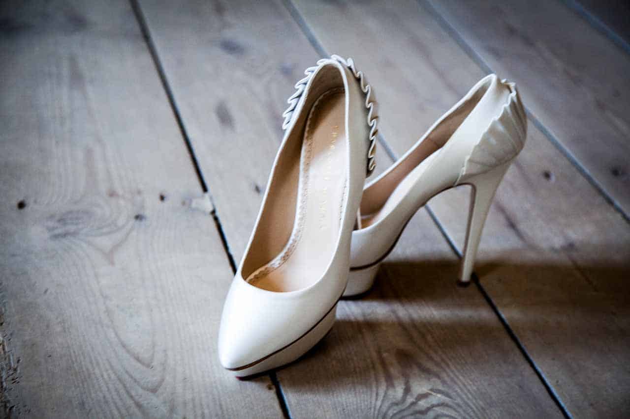 Som fravær synet Brudens sko - Bryllupsfotograf Brand og Terp - Fotograf til bryllup
