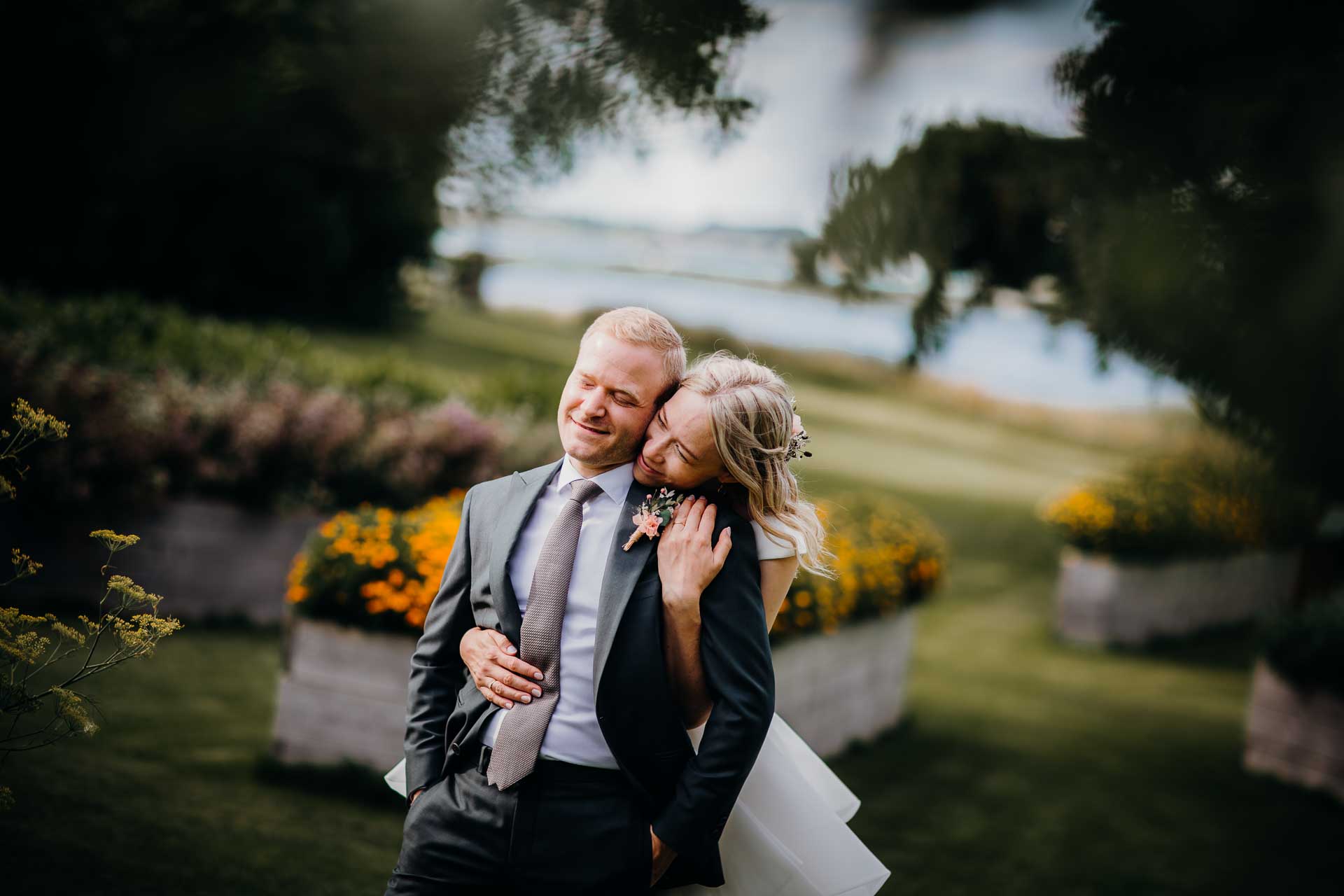 Det perfekte øjeblik: Bryllupskys under Gl Avernæs' spir